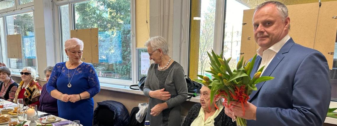 dzień kobiet w klubie seniora